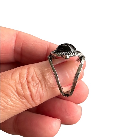 Silver and Black Oval Stone Ring - Picture 3 of 6